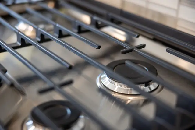 Gas cooktop burners and grates