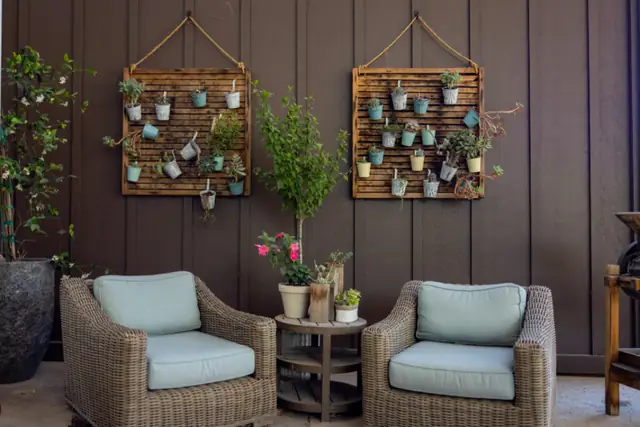 Covered deck lounge with wicker chairs